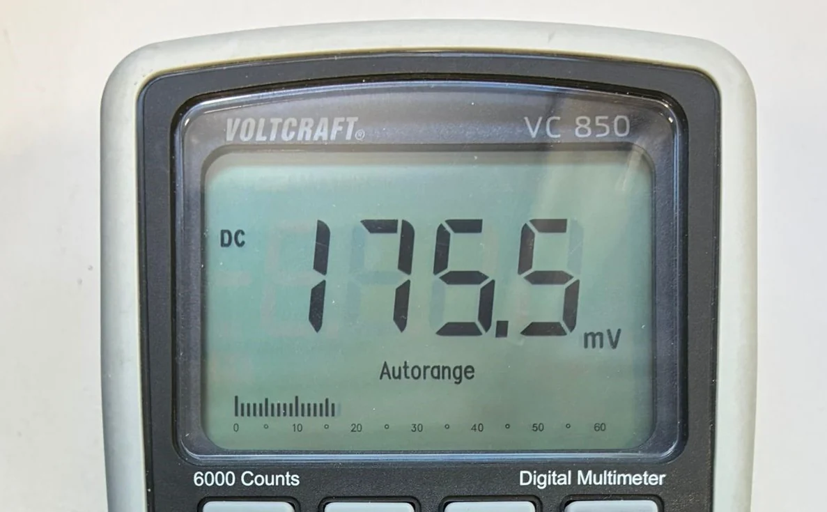 Original-Displayfoto mit dem Messwert 175,5 mV als anschaulicher Nachweis der Anzeige